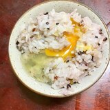 雑穀米の白だし卵掛けご飯。